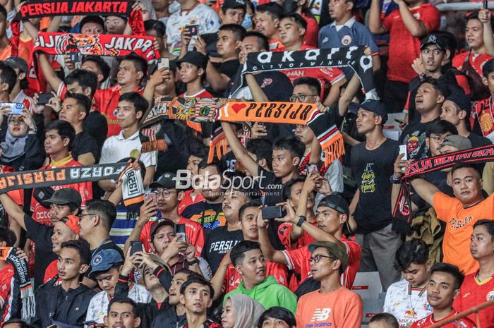 Suporter Persija Jakarta, The Jakmania, beraksi dalam laga pekan ke-34 Liga 1 2022 di Stadion Utama Gelora Bung Karno, Senayan, Jakarta, Sabtu (15/4/2023) malam.