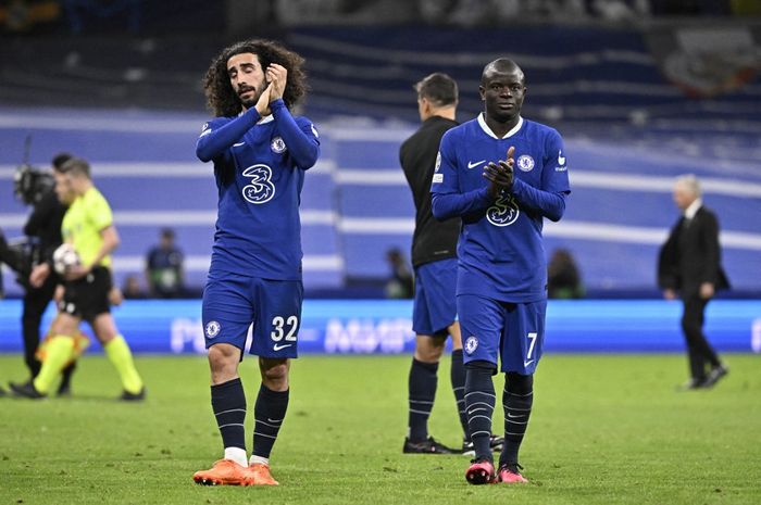 Chelsea's Spanish defender Marc Cucurella (L) and Chelsea's French midfielder N'Golo Kante applaud at the end of the UEFA Champions League quarter final first leg football match between Real Madrid CF and Chelsea FC at the Santiago Bernabeu stadium in Madrid on April 12, 2023. - Real Madrid won 2-0.