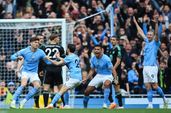 Bek Manchester City, John Stones (kiri), merayakan golnya bersama rekan setimnya saat menghadapi Leicester City pada pekan ke-31 Liga Inggis 2021-2022 di Stadion Etihad, Sabtu (15/4/2023)