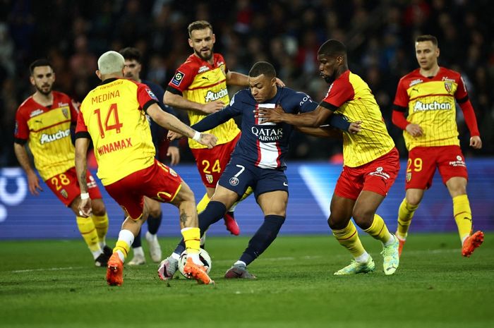 Kylian Mbappe turut menyumbang gol bagi Paris Saint-Germain dalam kemenangan telak atas Lens pada pekan ke-31 Liga Prancis 2022-2023, Minggu (16/4/2023) dini hari WIB.