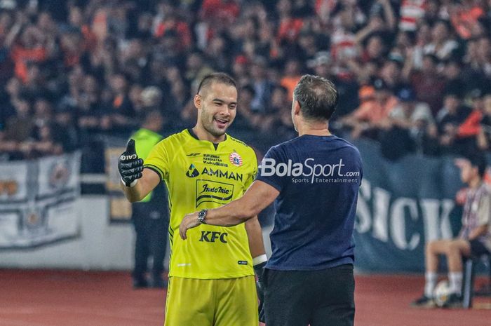 Kiper Persija Jakarta, Andritany Ardhiyasa (kiri), sedang tersenyum dalam laga pekan ke-34 Liga 1 2022 di Stadion Utama Gelora Bung Karno, Senayan, Jakarta, Sabtu (15/4/2023) malam.