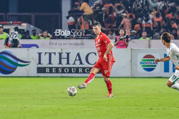 Bek asing Persija Jakarta, Ondrej Kudela, sedang mengoper bola saat bertanding dalam laga pekan ke-34 Liga 1 2022 di Stadion Utama Gelora Bung Karno, Senayan, Jakarta, Sabtu (15/4/2023) malam.