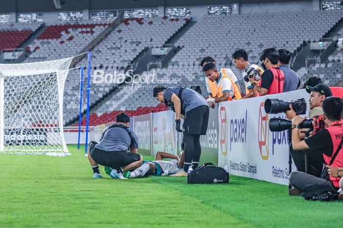 Striker timnas U-22 Indonesia, Ronaldo Kwateh, tergeletak seusai benturan saat bertanding di Stadion Utama Gelora Bung Karno, Senayan, Jakarta, Minggu (16/4/2023) malam.