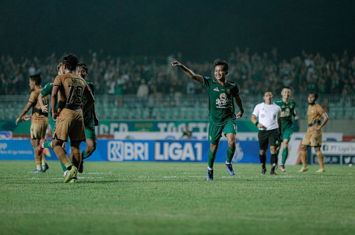 Selebrasi Deny Agus saat membuka keunggulan Persebaya Surabaya dalam kemenangan 3-0 atas Dewa United di Stadion Gelora Joko Samudro, Gresik, Sabtu (15/4/2023)