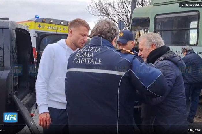 Penyerang Lazio, Ciro Immobile, mengalami kecelakaan di Roma dengan trem yang menerobos lampu merah.
