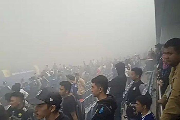 Laga Persib Bandung vs Persikabo 1973 di akhir dengan penyalaan flare dari bobotoh di Stadion GBLA, Sabtu (16/4/2023).
