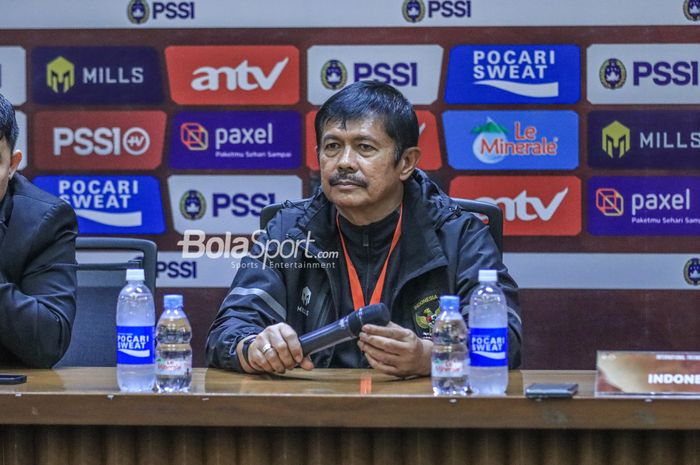 Pelatih timnas U-22 Indonesia, Indra Sjafri, saat menghadiri sesi jumpa pers di Stadion Utama Gelora Bung Karno, Senayan, Jakarta, Minggu (16/4/2023) malam.