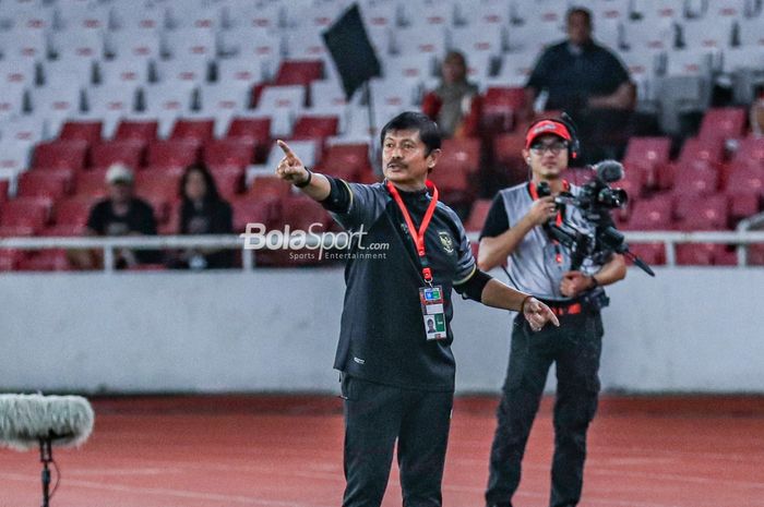 Pelatih timnas U-22 Indonesia, Indra Sjafri, sedang memberikan intruksi kepada para pemainnya saat bertanding di Stadion Utama Gelora Bung Karno, Senayan, Jakarta, Minggu (16/4/2023) malam.