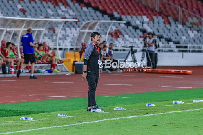 Pelatih timnas U-22 Indonesia, Indra Sjafri, sedang memantau para pemainnya saat bertanding di Stadion Utama Gelora Bung Karno, Senayan, Jakarta, Minggu (16/4/2023) malam.