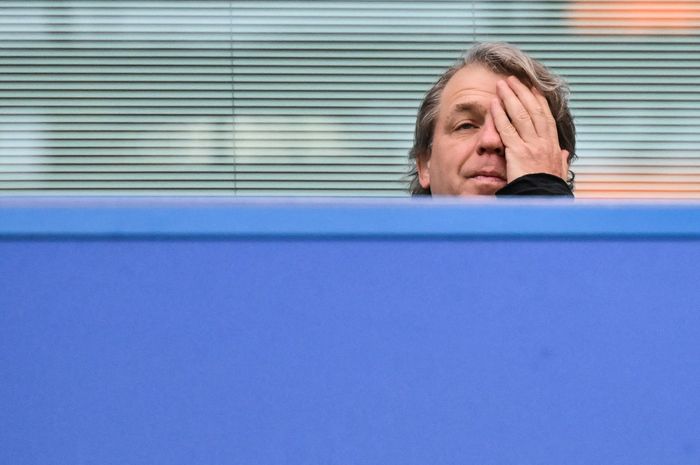 Arsene Wenger menyarankan pelatih baru Chelsea nanti memasukkan klausul yang membuat Todd Boehly tidak bisa mencampuri urusan tim.