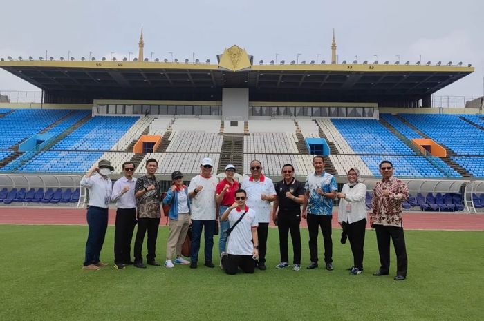 Ketua KONI Pusat, Marciano Norman, beserta jajaran mengunjungi salah satu venue SEA Games 2023 di Stadion Olympic, Phnom Penh, Kamboja, Senin (17/4/2023).