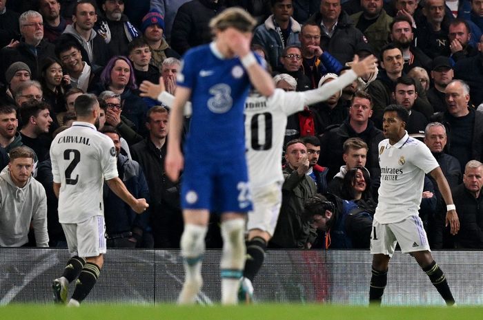 Pemain Real Madrid, Rodrygo Goes (kanan) merayakan gol ke gawang Chelsea pada leg kedua perempat final Liga Champions di Stamford Bridge, London, Rabu (19/4/2023)