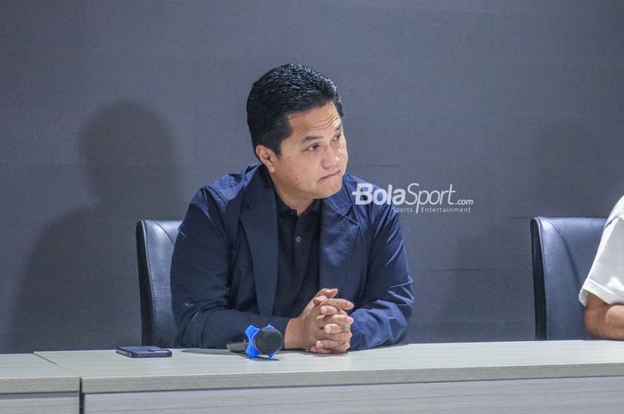 Ketua Umum PSSI, Erick Thohir, sedang memberikan keterangan kepada awak media di GBK Arena, Senayan, Jakarta, Rabu (19/4/2023) siang.