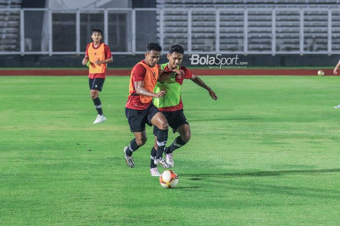 Bagas Kafffa (kiri) sedang berebut bola dengan Salman Alfarid (kanan) dalam latihan timnas U-22 Indonesia di Stadion Madya, Senayan, Jakarta, Rabu (19/4/2023) malam.
