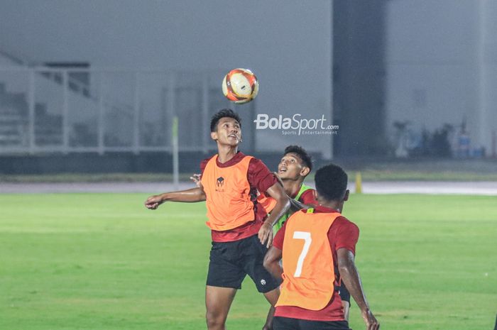 Titan Agung Bagus Fawwazi (kiri) sedang berebut bola dengan Salman Alfarid (kanan) dalam latihan timnas U-22 Indonesia di Stadion Madya, Senayan, Jakarta, Rabu (19/4/2023) malam.