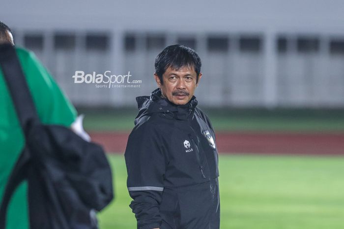 Pelatih timnas U-22 Indonesia, Indra Sjafri, saat memantau timnya berlatih di Stadion Madya, Senayan, Jakarta, Rabu (19/4/2023) malam.