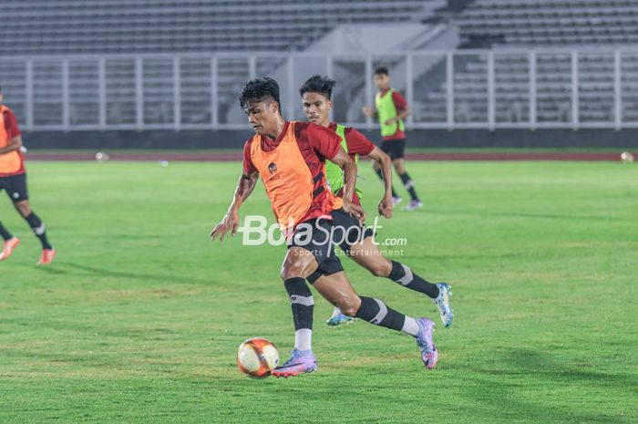 Pemain timnas U-22 Indonesia, Muhammad Ramadhan Sananta (kiri), sedang menguasa bola saat berlatih di Stadion Madya, Senayan, Jakarta, Rabu (19/4/2023) malam.