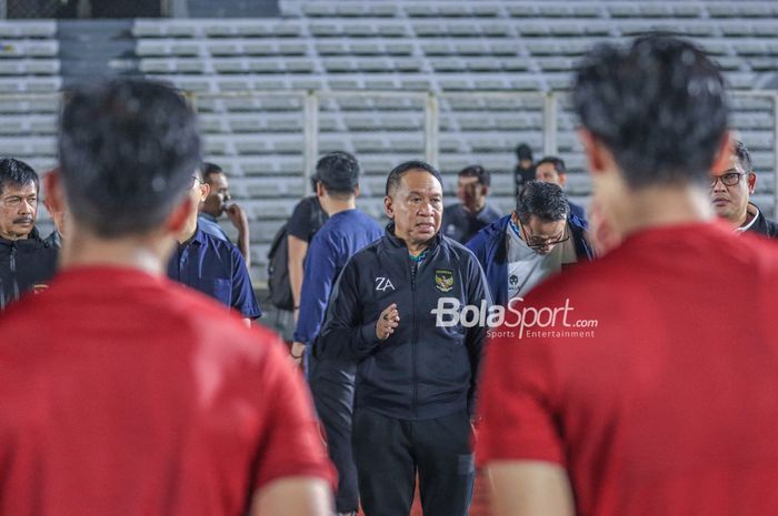 Wakil Ketua Umum PSSI 1, Zainudin Amali, saat memberikan pesan kepada timnas U-22 Indonesia di Stadion Madya, Senayan, Jakarta, Rabu (19/4/2023) malam.