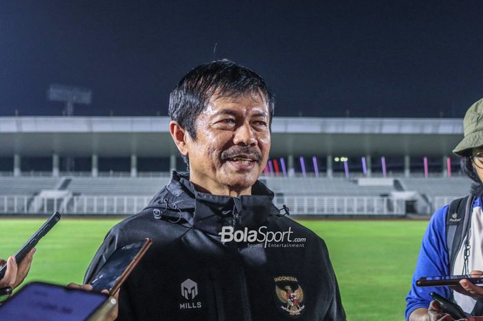 Pelatih timnas U-22 Indonesia, Indra Sjafri, saat memberikan keterangan kepada awak media di Stadion Madya, Senayan, Jakarta, Rabu (19/4/2023) malam.