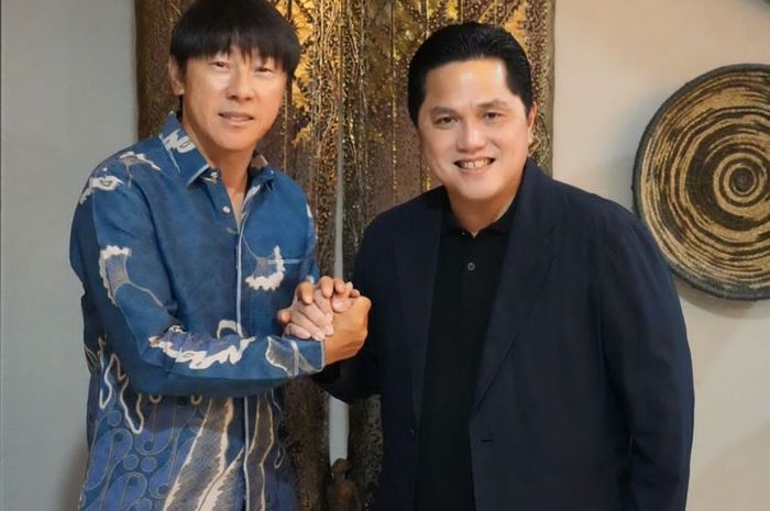 Ketua Umum PSSI, Erick Thohir, bersalaman dengan Shin Tae-yong dan mengungkapkan kesepakatannya bersama untuk sepak bola Indonesia.