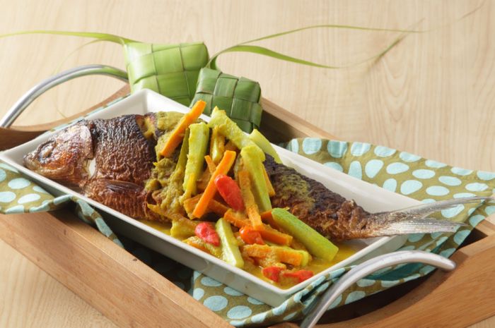 Hidangan bandeng siram bumbu acar kuning untuk lauk sarapan.