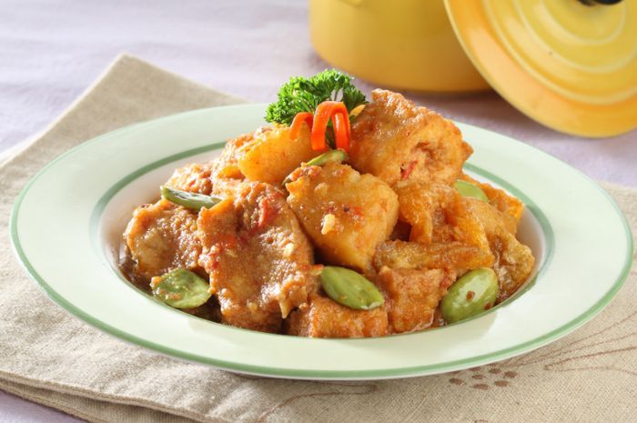 Hidangan sambal goreng campur.