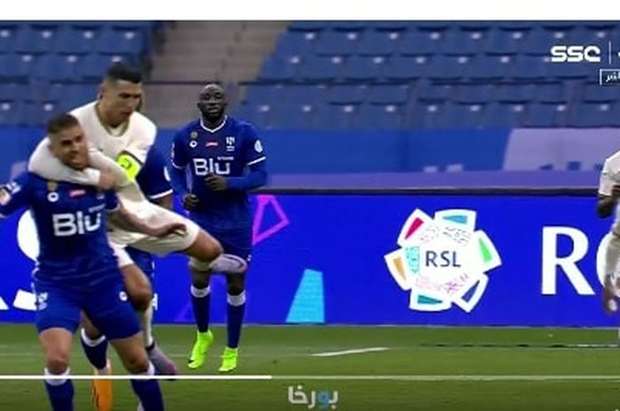 Cristiano Ronaldo mencekik pemain lawan sampai terbanting ketika Al Nassr dikalahkan Al Hilal dalam lanjutan Liga Arab Saudi (18/4/2023).