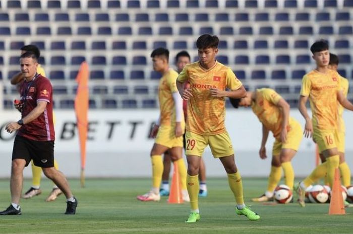 Bui Vi Hao berlatih bersama Timnas U-22 Vietnam di Ba Ria-Vung Tau, Vietnam.