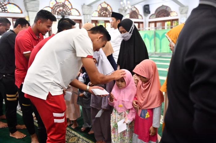 Pemain timnas U-22 Indonesia menyantuni anak yatim dan sekaligus meminta doa jelang tampil di SEA Games 2023