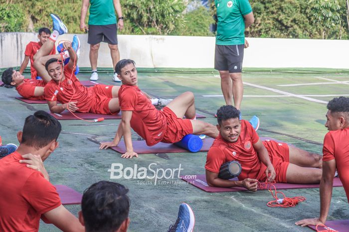(Dari kiri ke kanan) Ernando Ari Sutaryadi, Alfeandra Dewangga, Bagas Kaffa, dan sejumlah pemain sedang menjalani sesi latihan timnas U-22 Indonesia di Hotel Sultan, Senayan, Jakarta, Jumat (21/4/2023) sore.