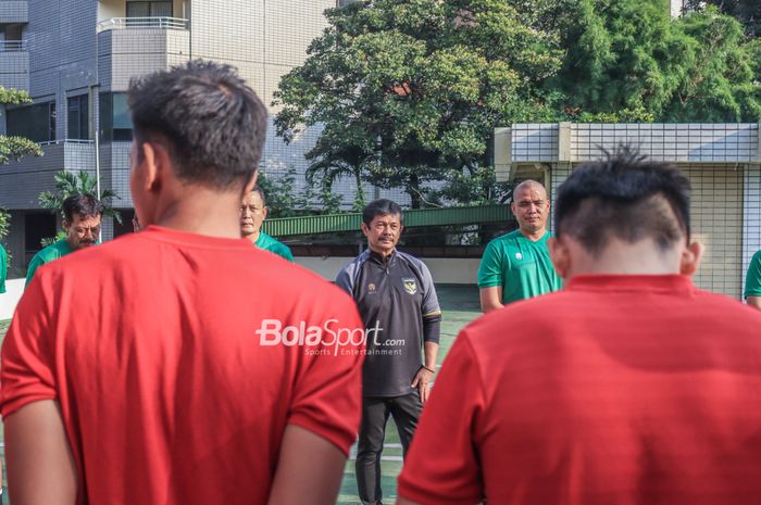 Pelatih timnas U-22 Indonesia, Indra Sjafri (tengah), sedang memberikan intruksi kepada para pemainnya saat berlatih di Hotel Sultan, Senayan, Jakarta, Jumat (21/4/2023) sore.