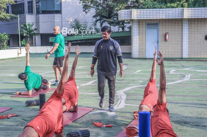 Pelatih timnas U-22 Indonesia, Indra Sjafri, sedang memantau para pemainnya saat berlatih di Hotel Sultan, Senayan, Jakarta, Jumat (21/4/2023) sore.