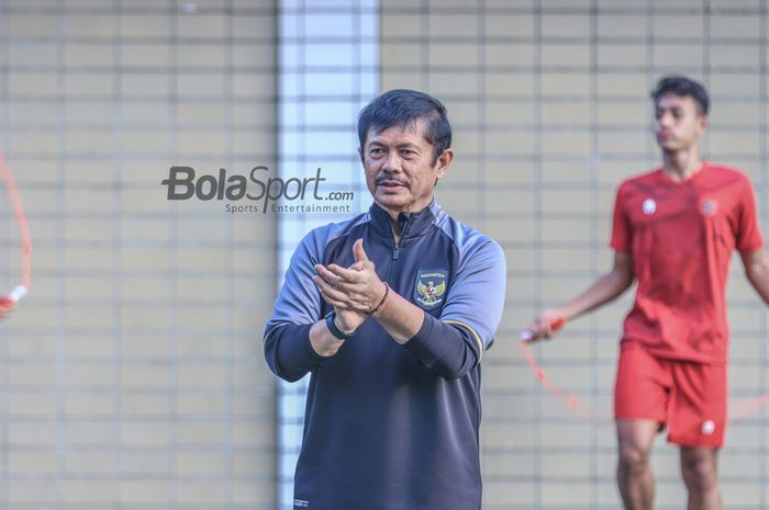 Pelatih timnas U-22 Indonesia, Indra Sjafri, sedang semangat kepada para pemainnya lewat tepuk tangan saat berlatih di Hotel Sultan, Senayan, Jakarta, Jumat (21/4/2023) sore.