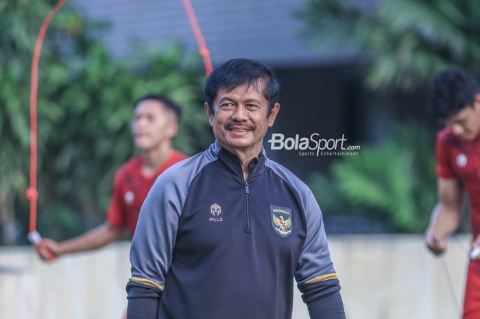 Pelatih timnas U-24 Indonesia, Indra Sjafri, memberikan senyuman saat memantau para pemainnya saat berlatih di Hotel Sultan, Senayan, Jakarta, Jumat (21/4/2023) sore.