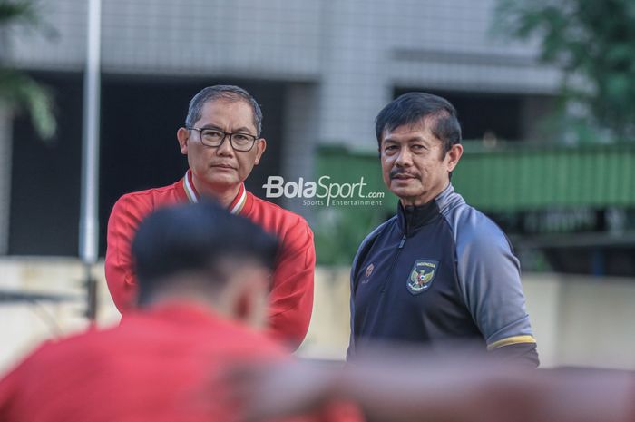 Pelatih timnas U-22 Indonesia, Indra Sjafri (kanan), sedang berkomunikasi dengan Sumardji (kiri) selaku manajer tim di Hotel Sultan, Senayan, Jakarta, Jumat (21/4/2023) sore.
