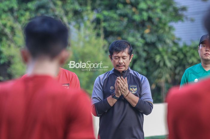 Indra Sjafri  berdoa sebelum memulai  sesi latihan di Hotel Sultan, Senayan, Jakarta, Jumat (21/4/2023) sore.