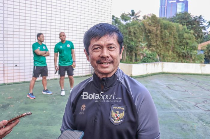 Pelatih timnas U-22 Indonesia, Indra Sjafri, sedang memberikan keterangan kepada awak media di Hotel Sultan, Senayan, Jakarta, Jumat (21/4/2023) sore.