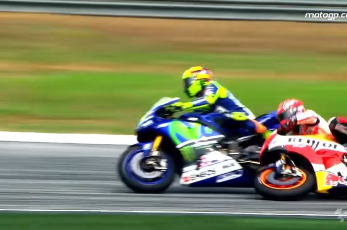 Cuplikan insiden Sepang Clash antara Valentino Rossi (kiri) dan Marc Marquez saat balapan MotoGP Malaysia di Sirkuit Sepang, Malaysia, 25 Oktober 2015.
