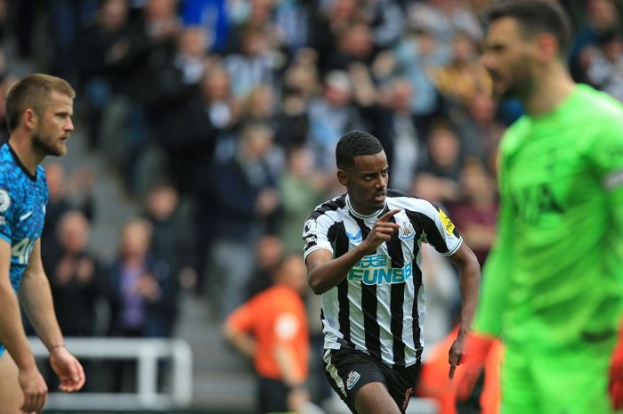 Striker Newcastle United, Alexander Isak, merayakan gol ke gawang Tottenham Hotspur dalam laga Liga Inggris di Stadion St. James' Park, Minggu (23/4/2023).