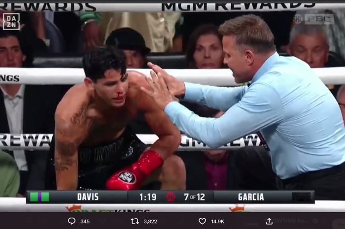 Ryan Garcia bertekuk lutut usai dikalahkan Gervonta Davis pada laga yang berlangsung pada Minggu (23/4/2023)