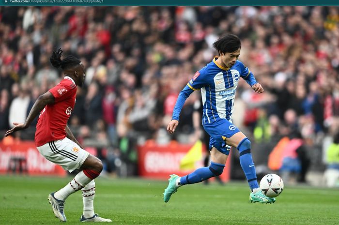 Duel antara Aaron Wan-Bissaka dan Kaoru Mitoma tersaji pada semifinal Piala FA 2022-2023 ketika Manchester United bertemu Brighton &amp; Hove Albion.