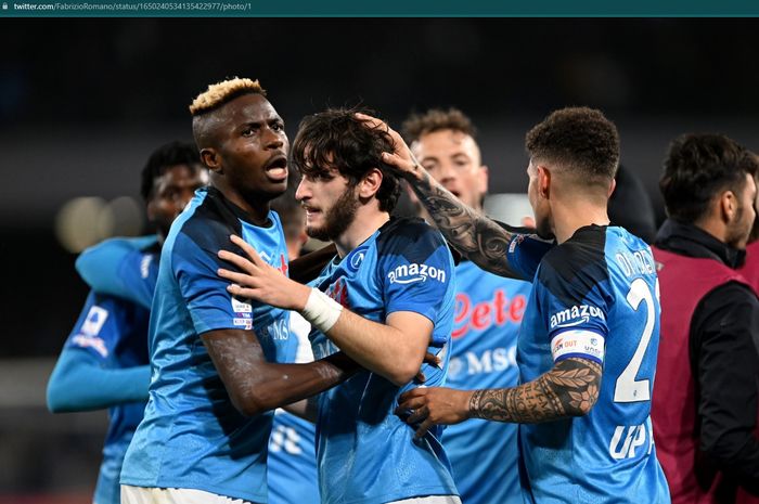 Para pemain Napoli merayakan kemenangan atas Juventus (23/4/2023). Pekan ini I Partenopei berpeluang mengunci scudetto.