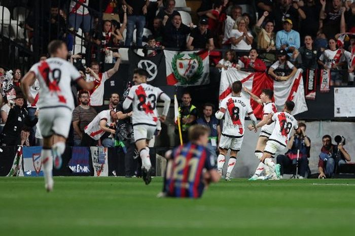 Rayo Vallecano merayakan gol yang dicetak Fran Garcia ke gawang Barcelona dalam laga pekan ke-31 Liga Spanyol, Rabu (26/4/2023) di Vallecas. 