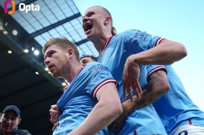 Gelandang Manchester City, Kevin De Bruyne, melakukan selebrasi bareng Erling Haaland dalam laga Liga Inggris kontra Arsenal di Stadion Etihad, Rabu (26/4/2023). Haaland pamer skill baru, Man City kubur Arsenal.