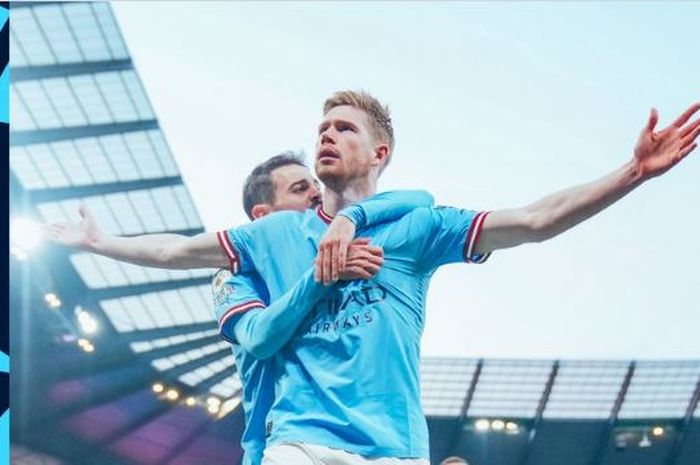 Gelandang Manchester City, Kevin De Bruyne, merayakan gol ke gawang Arsenal dalam laga Liga Inggris di Stadion Etihad, Rabu (26/4/2023).