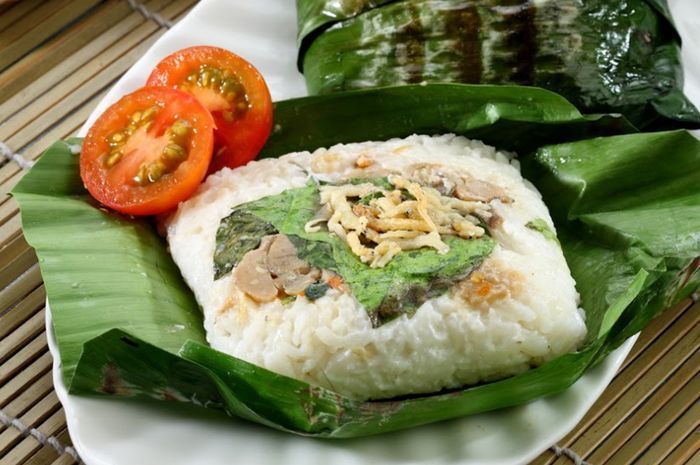 Hidangan nasi bakar tumis jamur untuk menu makan siang enak.