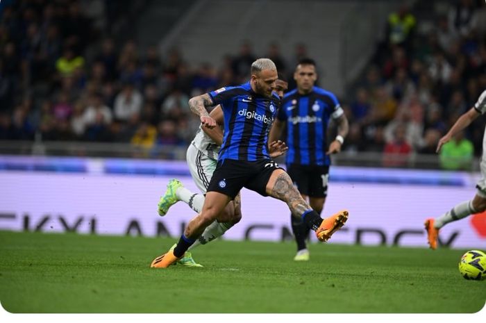 Bek sayap Inter Milan, Federico Dimarco, mencetak gol ke gawang Juventus dalam laga leg kedua semifinal Coppa Italia, Rabu (26/4/2023) di Giuseppe Meazza.