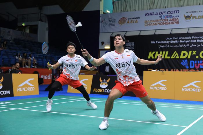 Pasangan ganda putra Indonesia, Leo Rolly Carnando/Daniel Marthin, pada babak pertama Kejuaraan Asia 2023 di Sheikh Rashid Bin Hamdan Indoor Hall, Al Nasr Club, Rabu (26/4/2023).