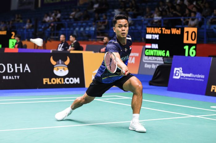 Pebulu tangkis tunggal putra Indonesia, Anthony Sinisuka Ginting, pada babak pertama Kejuaraan Asia 2023 di Sheikh Rashid Bin Hamdan Indoor Hall, Al Nasr Club, Rabu (26/4/2023).