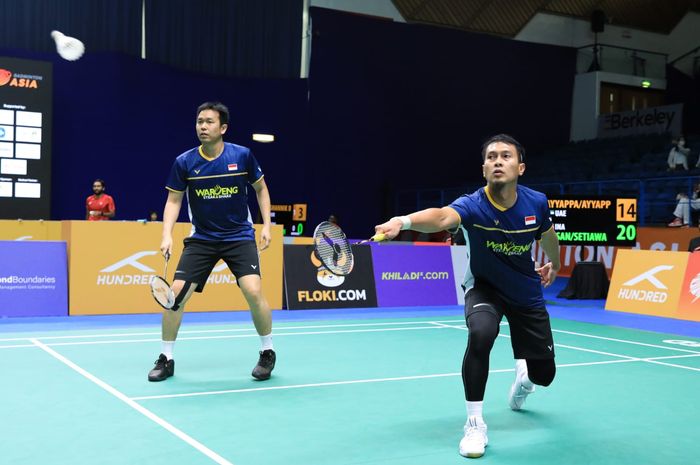 Pasangan ganda putra Indonesia, Mohammad Ahsan/Hendra Setiawan, pada babak pertama Kejuaraan Asia 2023 di Sheikh Rashid Bin Hamdan Indoor Hall, Al Nasr Club, R.abu (26/4/2023)